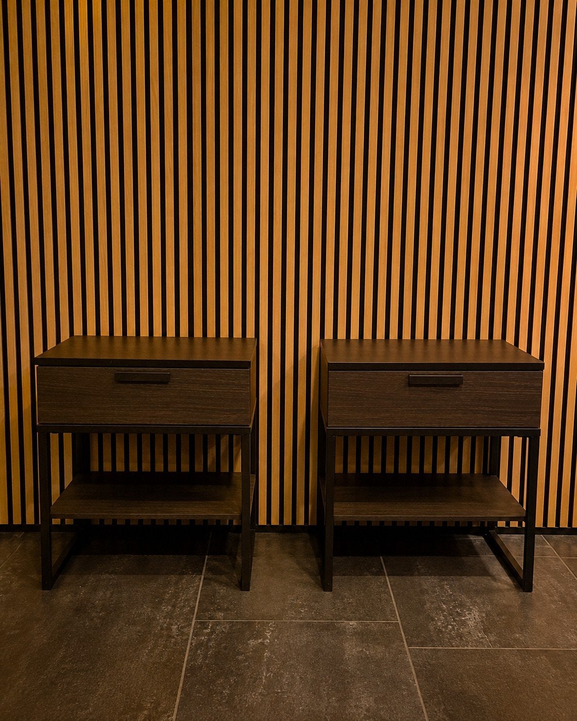 IKEA TRYSIL nachtkastje – donker hout / zwart metaal, Ophalen