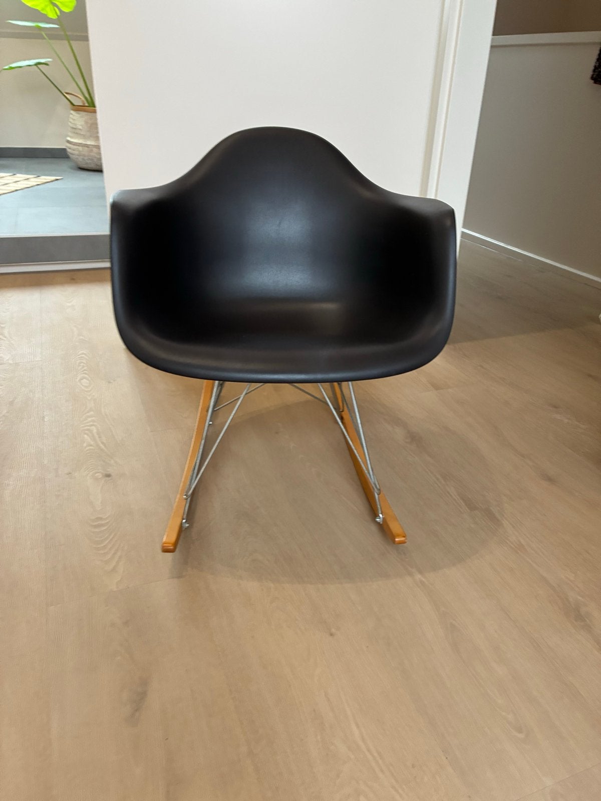 Vitra RAR Schommelstoel Eames Plastic Armchair Zwart, Huis en Inrichting, Stoelen, Ophalen, Kunststof, Gebruikt, Zwart