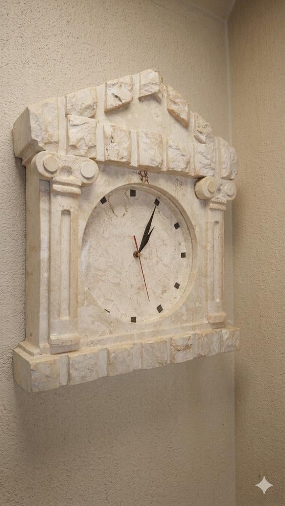 Decoratieve wandklok in klassieke stijl, Ophalen of Verzenden