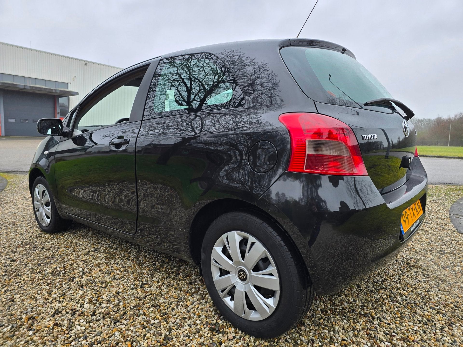 Toyota Yaris 1.3 VVTi Sol AIRCO *apk:03-2027*, Voorwielaandrijving, 4 cilinders, 995 kg, Zwart