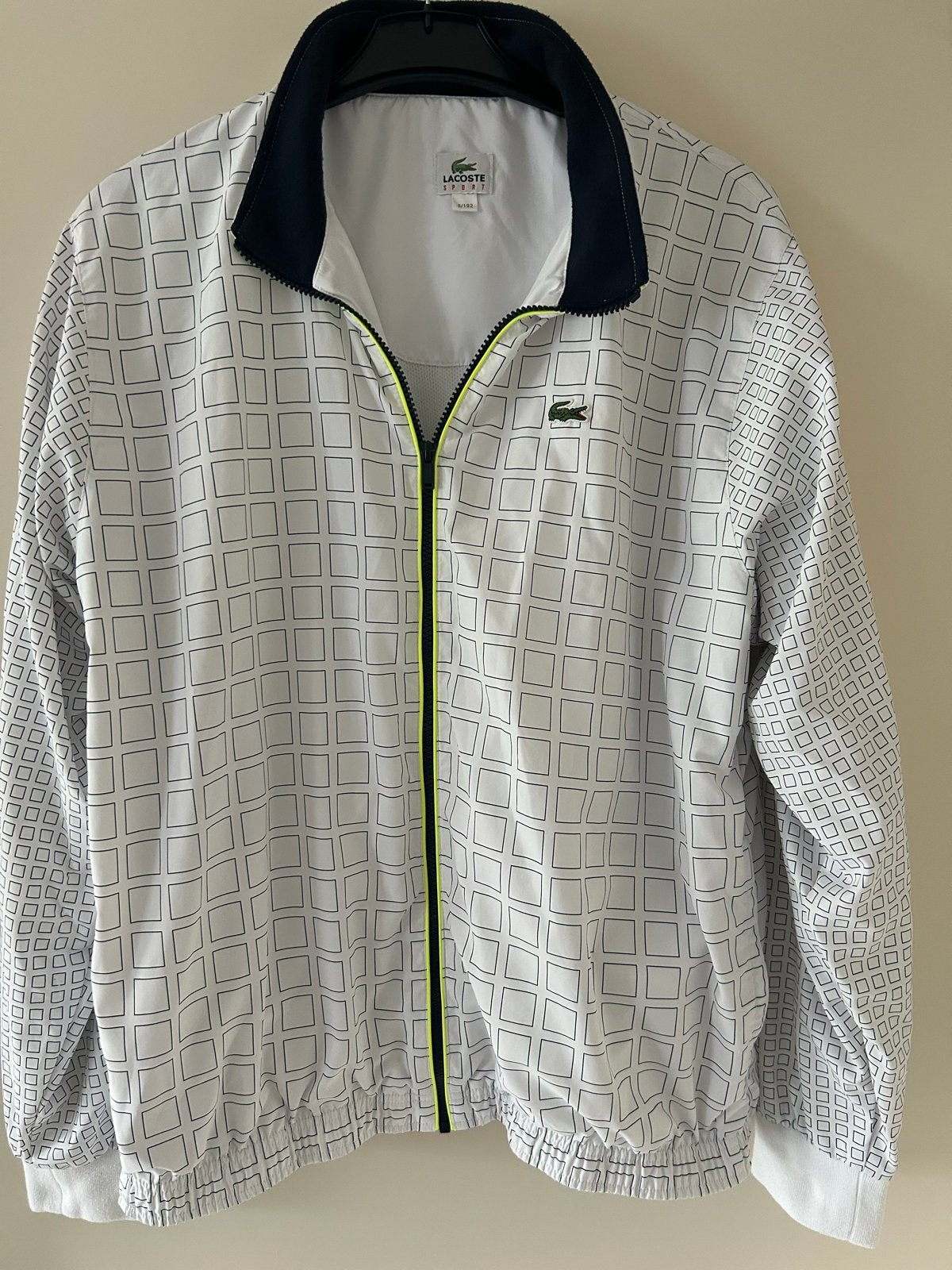Lacoste Sport Windjack - L -Wit met blokjespatroon, Maat 52/54 (L), Wit, Ophalen of Verzenden, Zo goed als nieuw