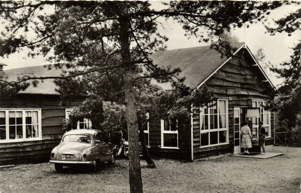 R.K. Vakantieoord Krimdal, Hoenderloo, Hoofdgebouw - auto -, Ophalen of Verzenden, 1960 tot 1980, Gelopen, Gelderland