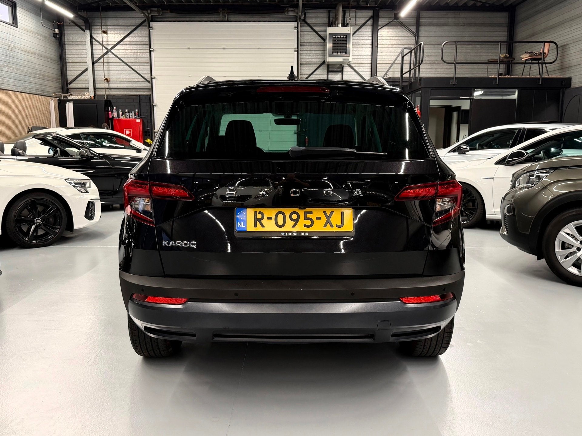 Skoda Karoq 1.5 TSI ACT DSG Business Edition Led l CarPlay l, Dealer onderhouden, 4 cilinders, 150 pk, Zwart