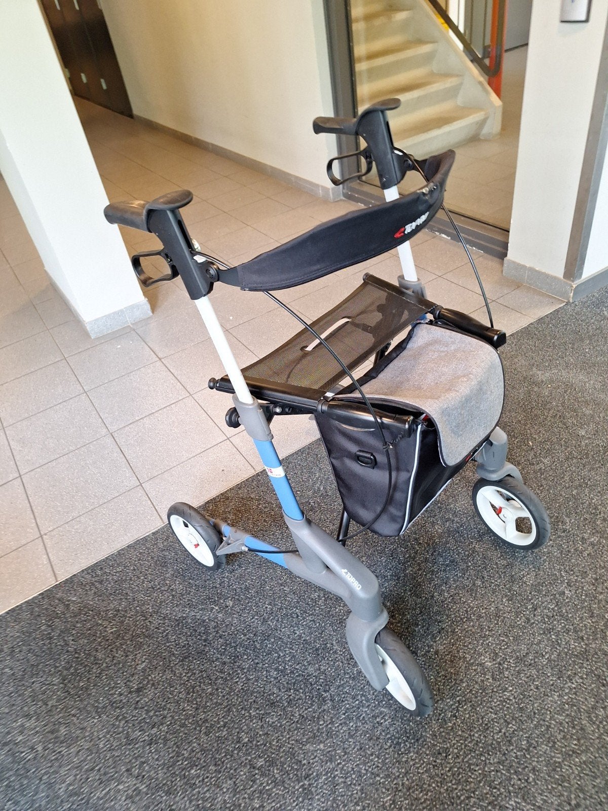 Foto 7 van Rollator lichtgewicht aluminium lees beschrijving nieuwstaat