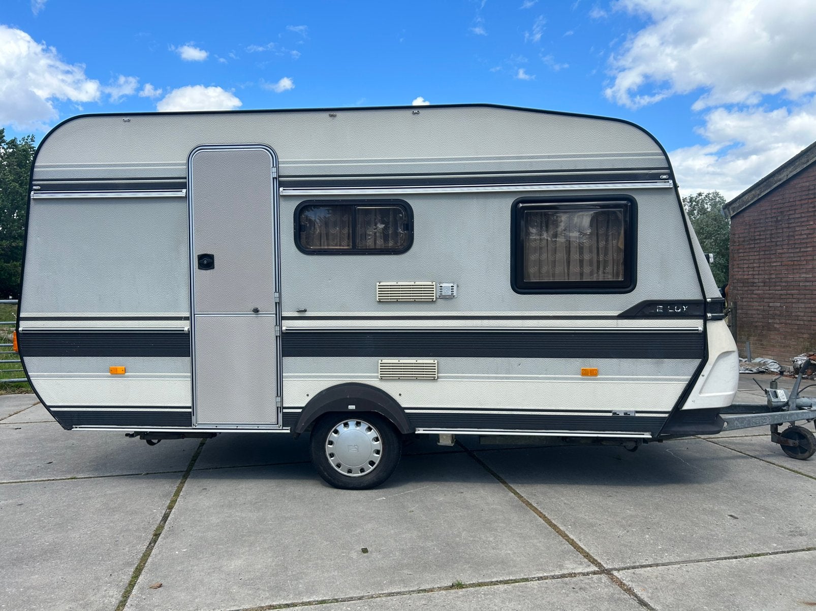 Smetteloze Hobby De Luxe 420 met recente voortent en luifel, Caravans en Kamperen, Bedrijf, Treinzit, 4 tot 5 meter, 500 - 750 kg