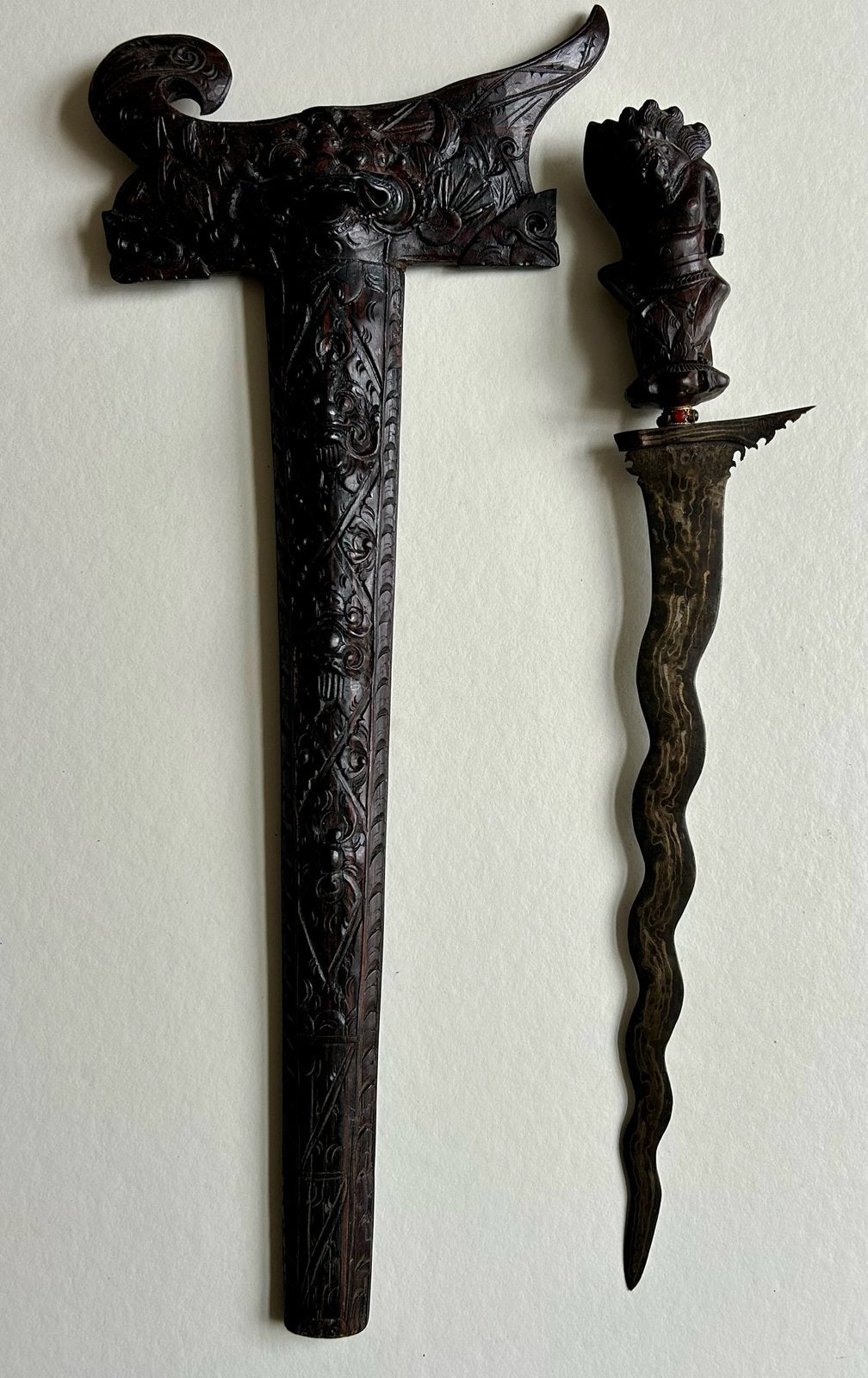 Indonesische kris met rijk gesneden houten schede – Bali, 68 cm, Ophalen of Verzenden, Indonesië, Metaal