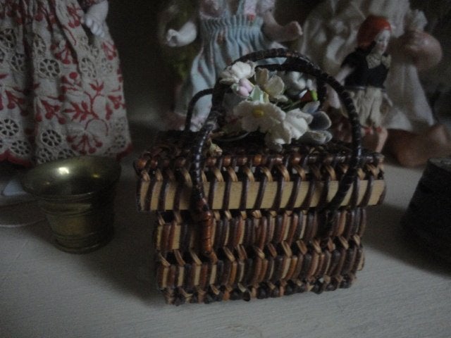 antiek RIETEN KORFJE met HENGSELS / mandje voor pop, Ophalen of Verzenden