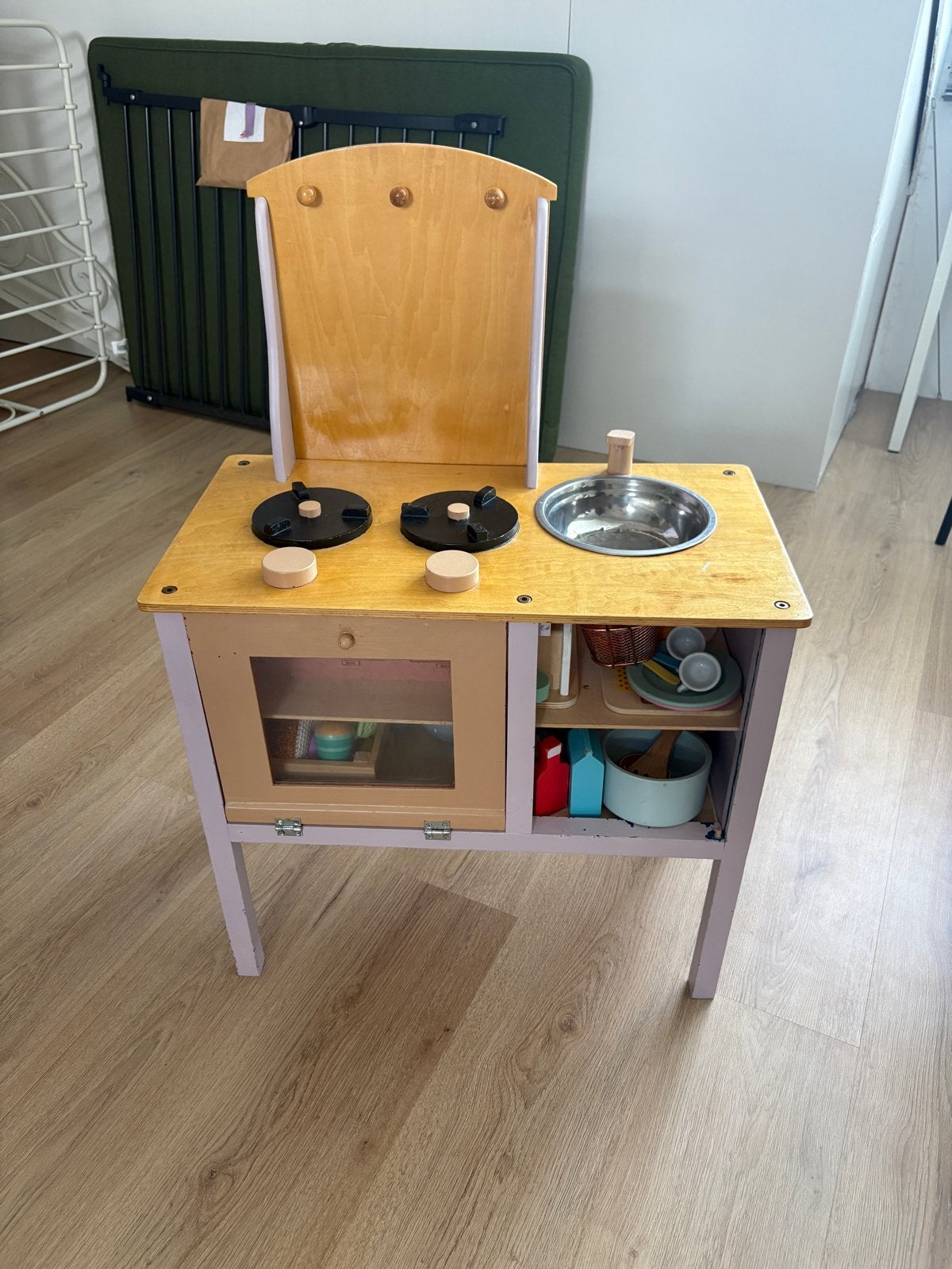 Schattig houten kinderkeukentje met accessoires, Ophalen, Zo goed als nieuw
