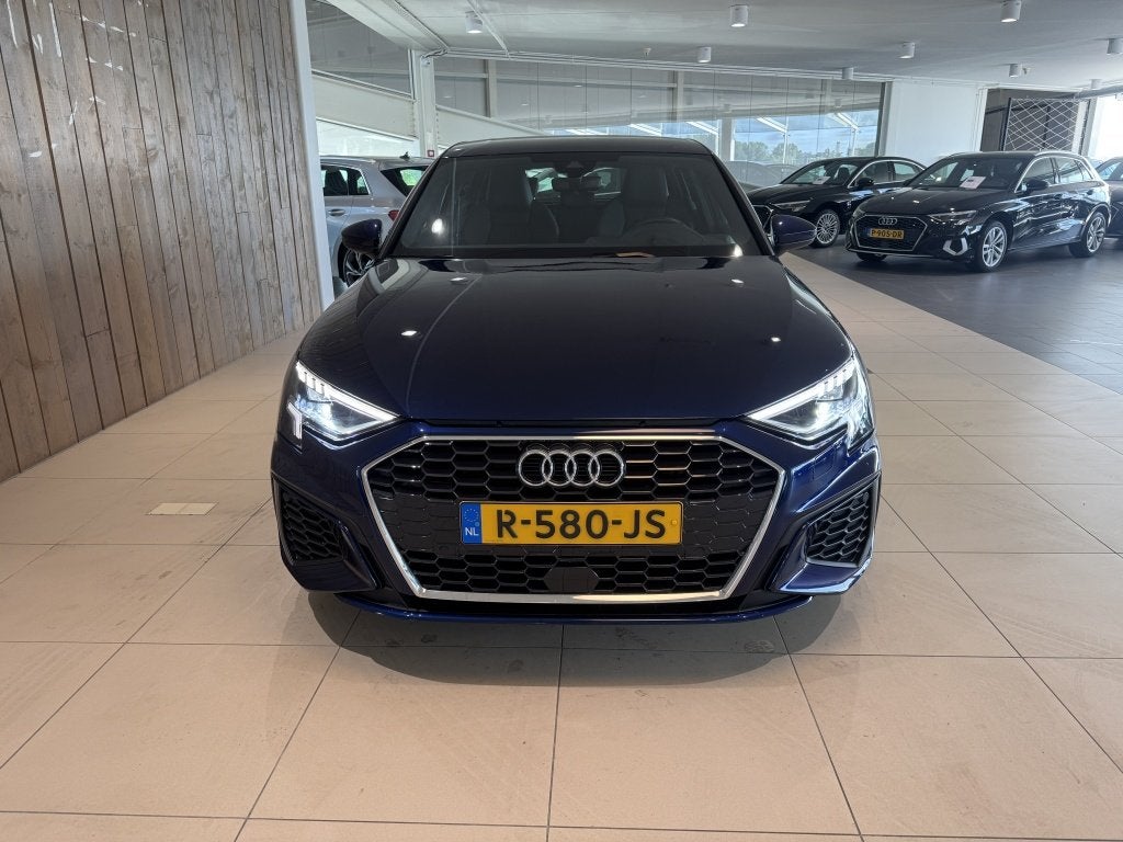 Audi A3 Sportback 30 TFSI S edition (bj 2022), Auto's, 1195 kg, Gebruikt, Euro 6, Blauw