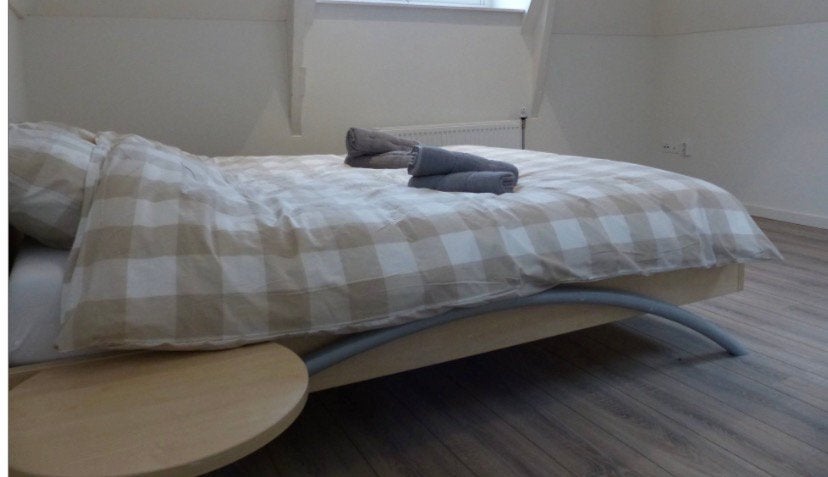 Free Bed Including Mattress and Slatted Frames – Pickup Only, Ophalen, Gebruikt, Tapijt