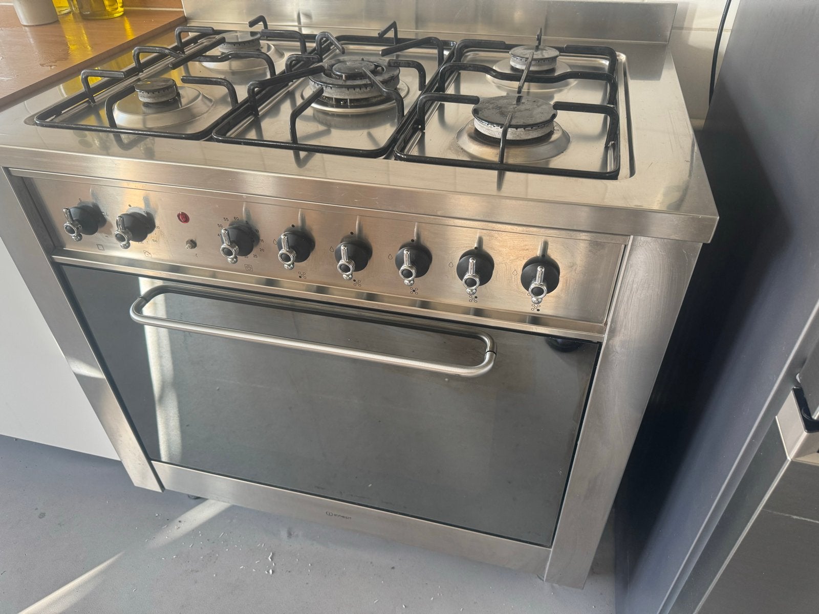 Indesit 5-pits gasfornuis met wokbrander en oven, Witgoed en Apparatuur, Fornuizen, Ophalen, Gebruikt, 60 cm of meer, Gas