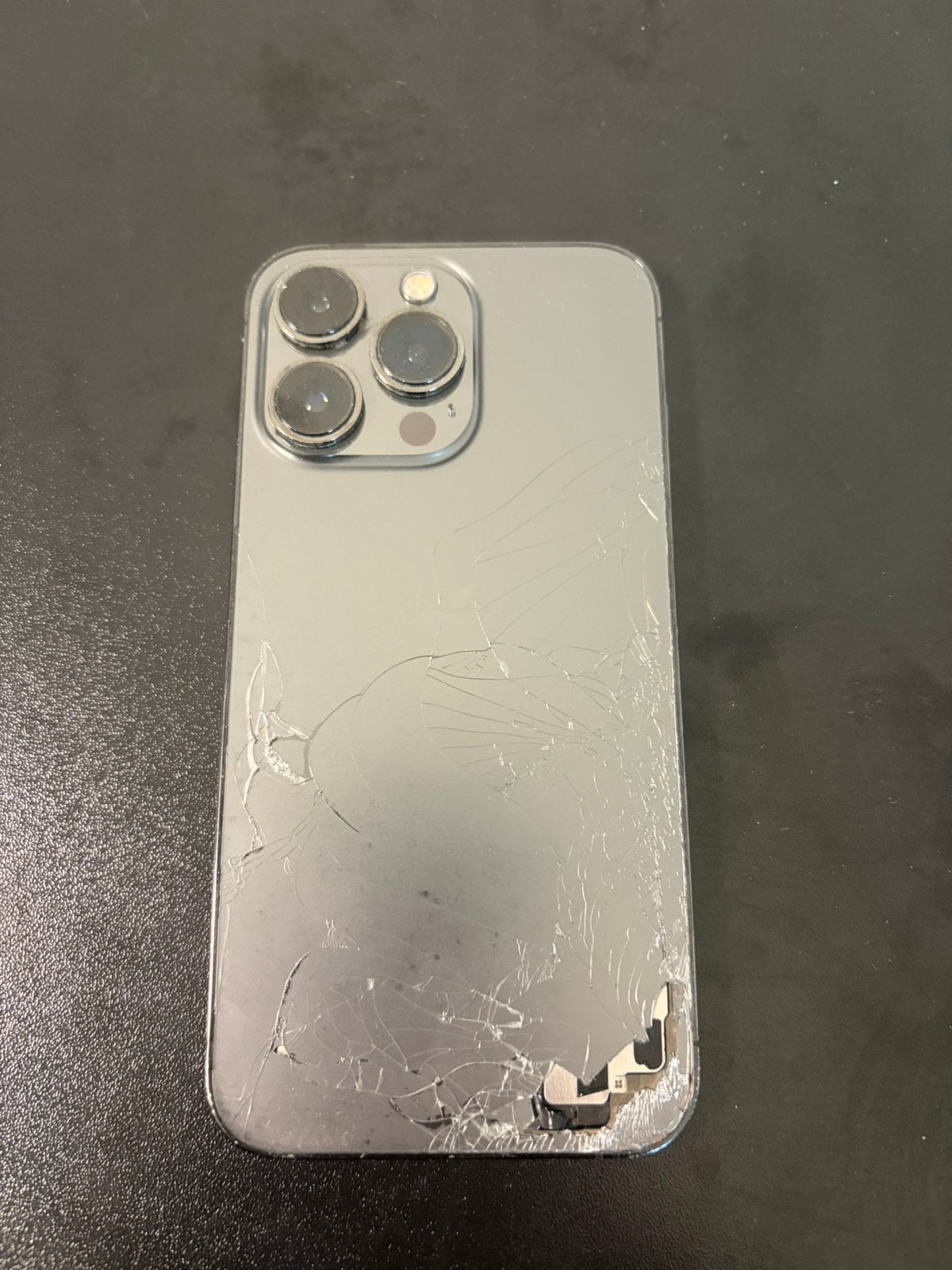 Foto 4 van Iphone 13 pro 128GB te koop achterkant kapot!