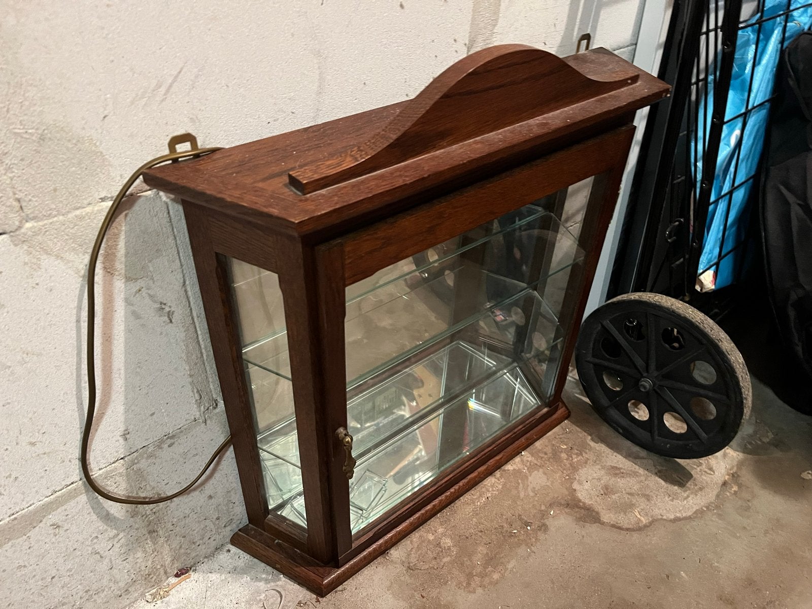 Vintage houten vitrinekastje met glazen planken en licht, Ophalen, Gebruikt, 50 tot 100 cm, Minder dan 25 cm