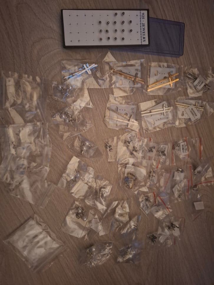 Nieuwe partij 57 paar oorbellen knopjes diverse, Ophalen of Verzenden, Nieuw, Overige kleuren, Overige materialen
