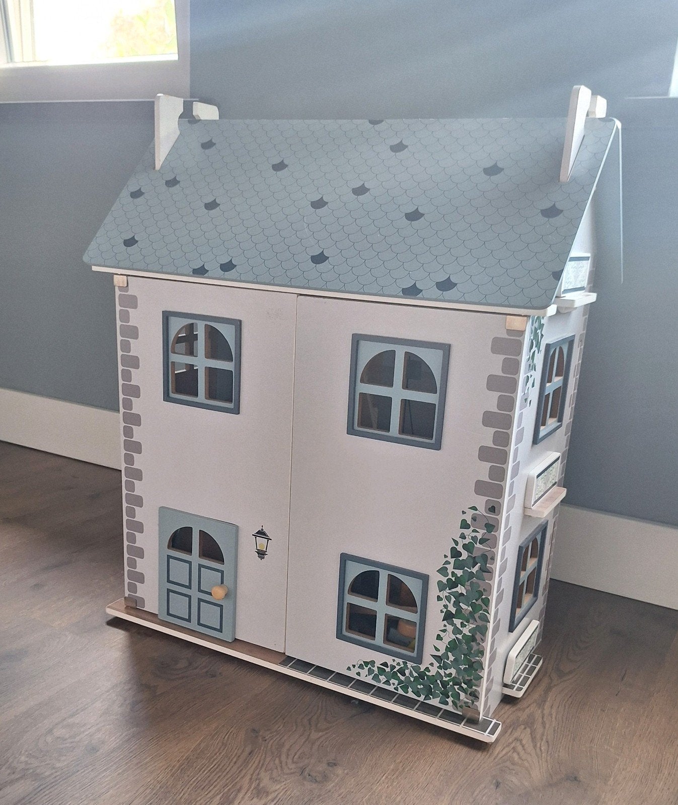 Blauw poppenhuis incl. interieur (nauwelijks gebruikt), Ophalen, Zo goed als nieuw, Poppenhuis
