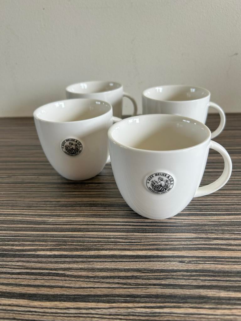 Set van 4 witte koffiekopjes met logo - Intermezzo, Keramiek, Ophalen of Verzenden, Zo goed als nieuw, Effen