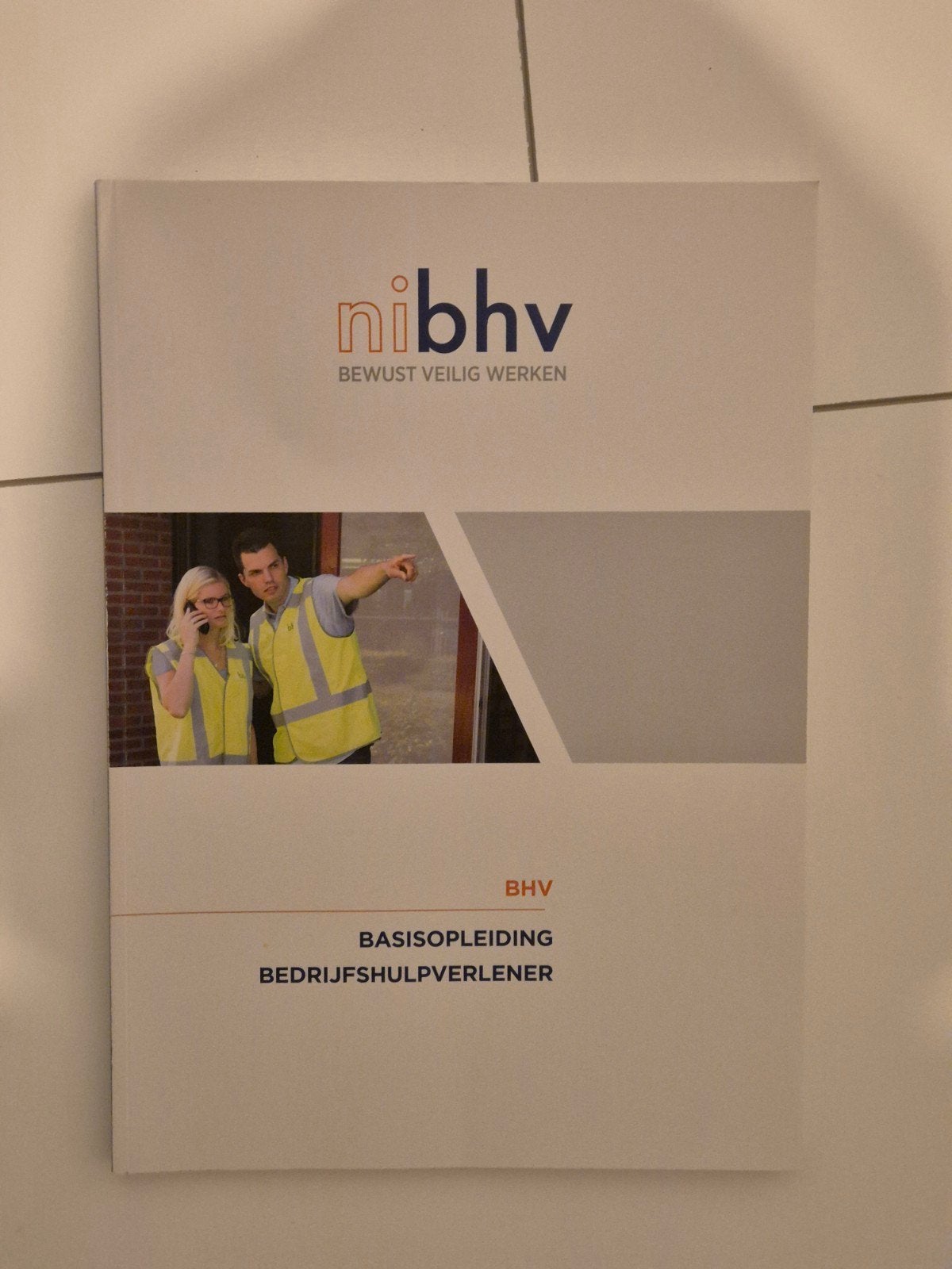 NIBHV BHV Basisopleiding Bedrijfshulpverlener Boek, Ophalen of Verzenden, Zo goed als nieuw, Overige niveaus, NIBHV