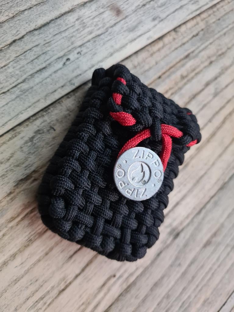 Zippo aanstekerhoesje zwart met rood, Verzamelen, Ophalen of Verzenden