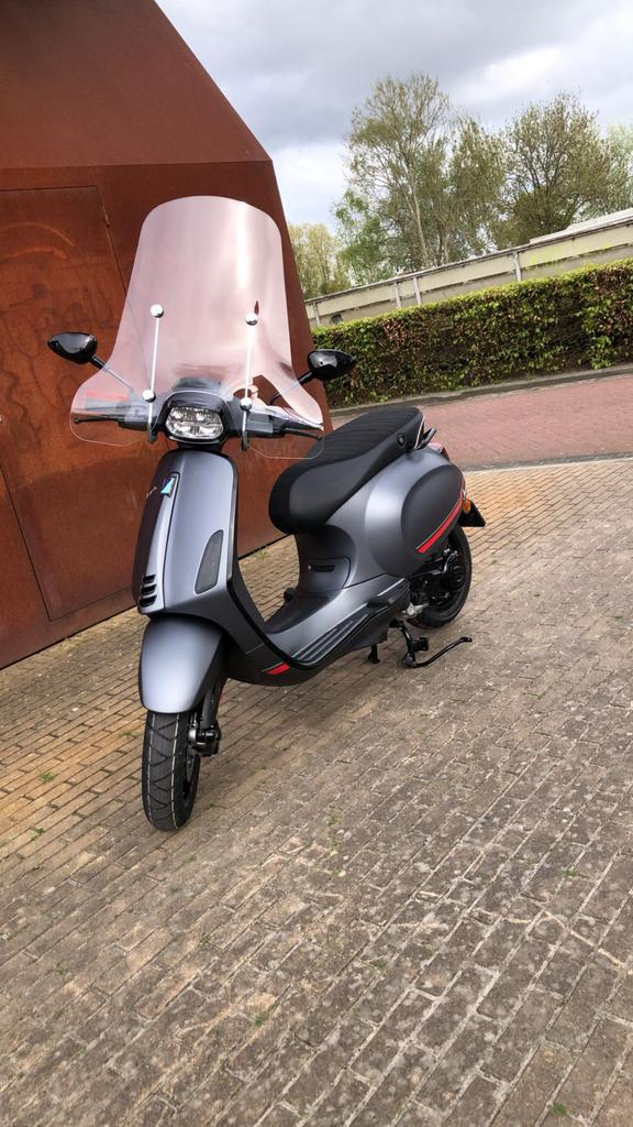 “Vespa Sprint 2021 Mat grijs 6.6k km Windscherm Topstaat”, Ophalen, Overige modellen, Maximaal 45 km/u, Zo goed als nieuw