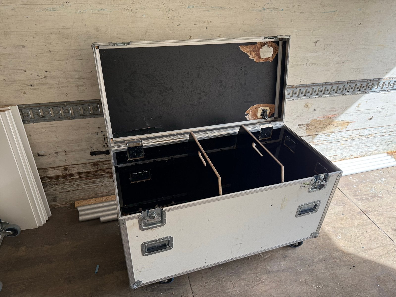 Witte Flightcase met Schotten - 120x60x60 cm, Ophalen, Gebruikt, Overige instrumenten, Flightcase