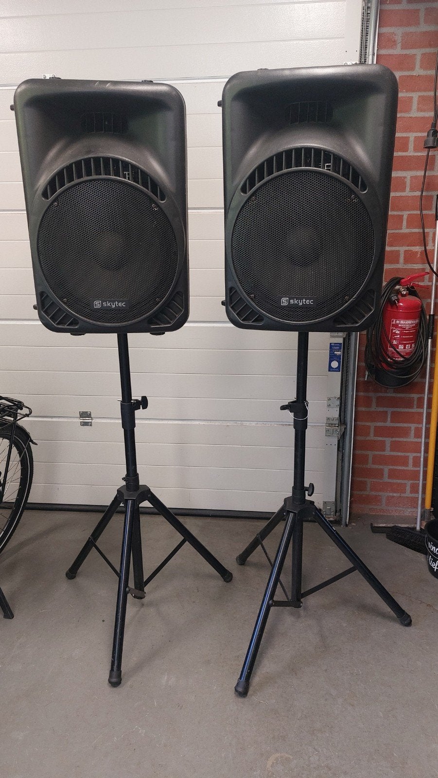 Skytec SP1510A actieve speakerset met statieven en kabels, Audio, Tv en Foto, Luidsprekers, Inclusief standaarden, Gebruikt, Party speaker