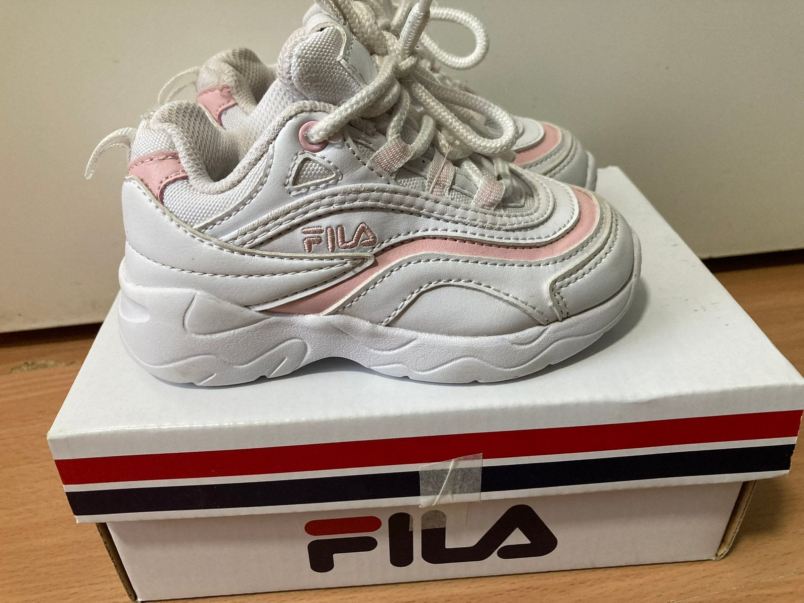 Nette schoenen / sneakers Fila maat 25 voor meisjes, Meisje, Schoenen, Ophalen of Verzenden, Zo goed als nieuw