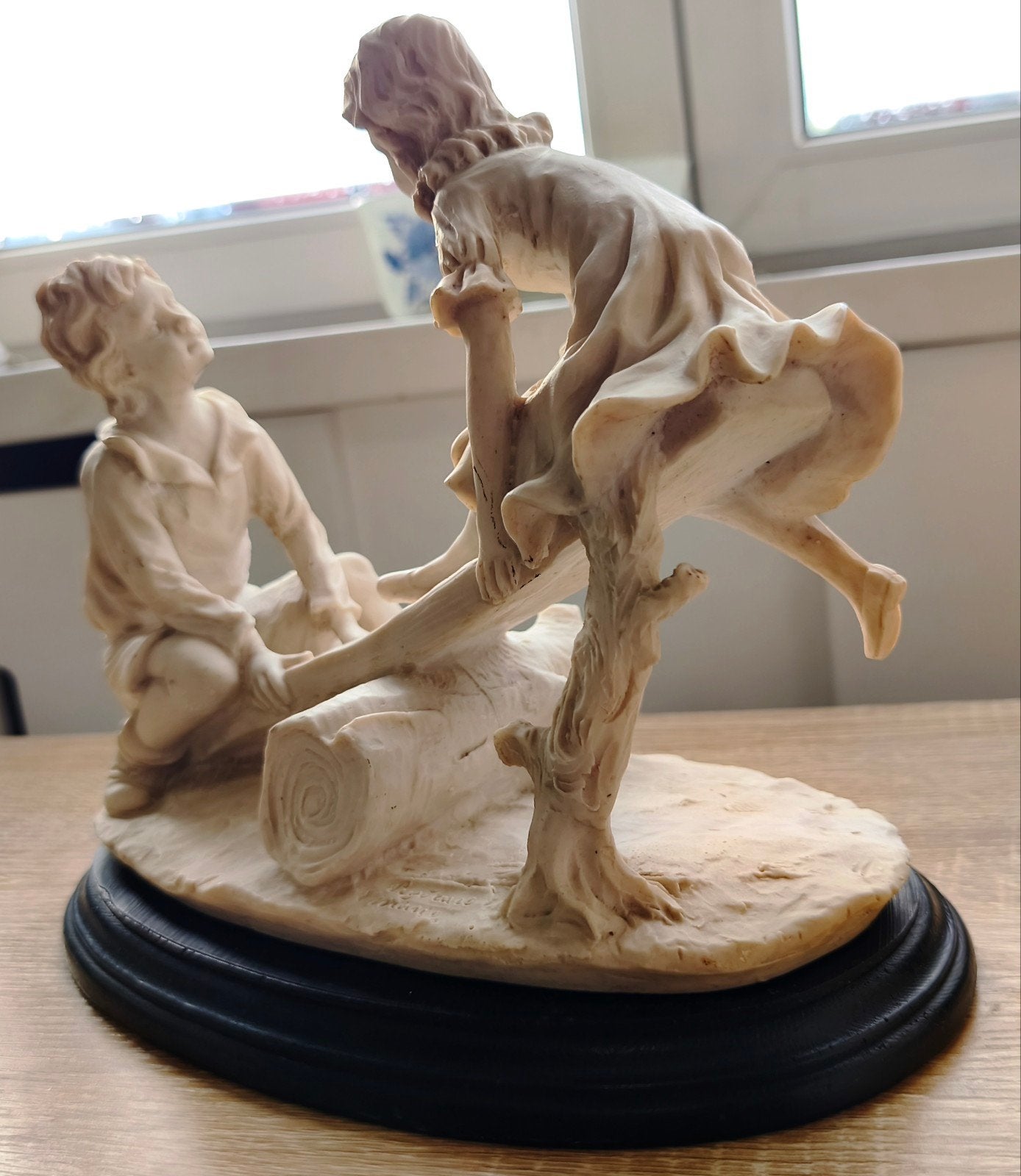 Prachtige polyresin sculptuur van spelende kinderen, Antiek en Kunst, Groep mensen, Ophalen of Verzenden, 20 - 50 cm, Beeld