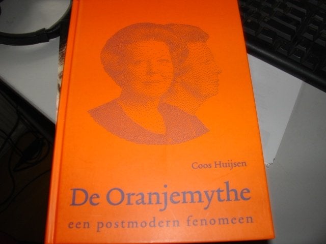 coos huijsen - de oranjemythe, Ophalen of Verzenden, Zo goed als nieuw
