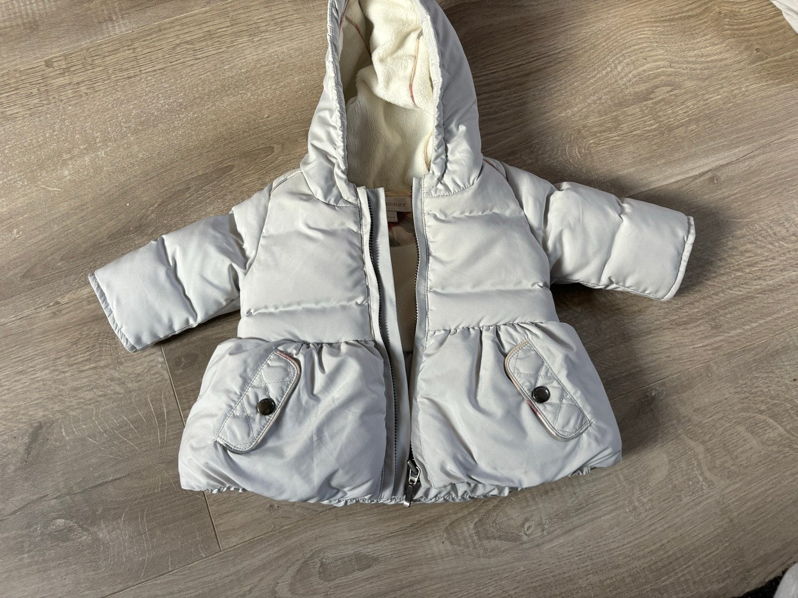 Burberry Baby Donsjasje - Zo goed als nieuw, Ophalen, Zo goed als nieuw, Jongetje of Meisje, Jasje