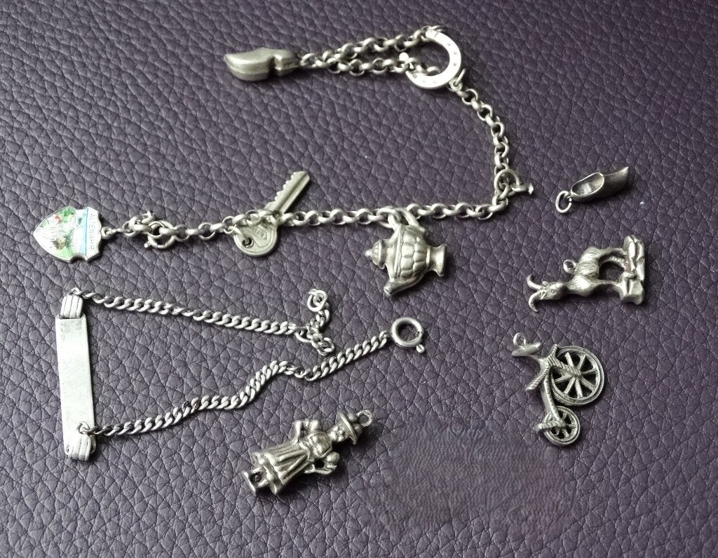 1 bedelarmband, 1 naamarmband, 4 bedels, zilver, antiek, Gebruikt, Verzenden, Met bedels of kralen, Zilver