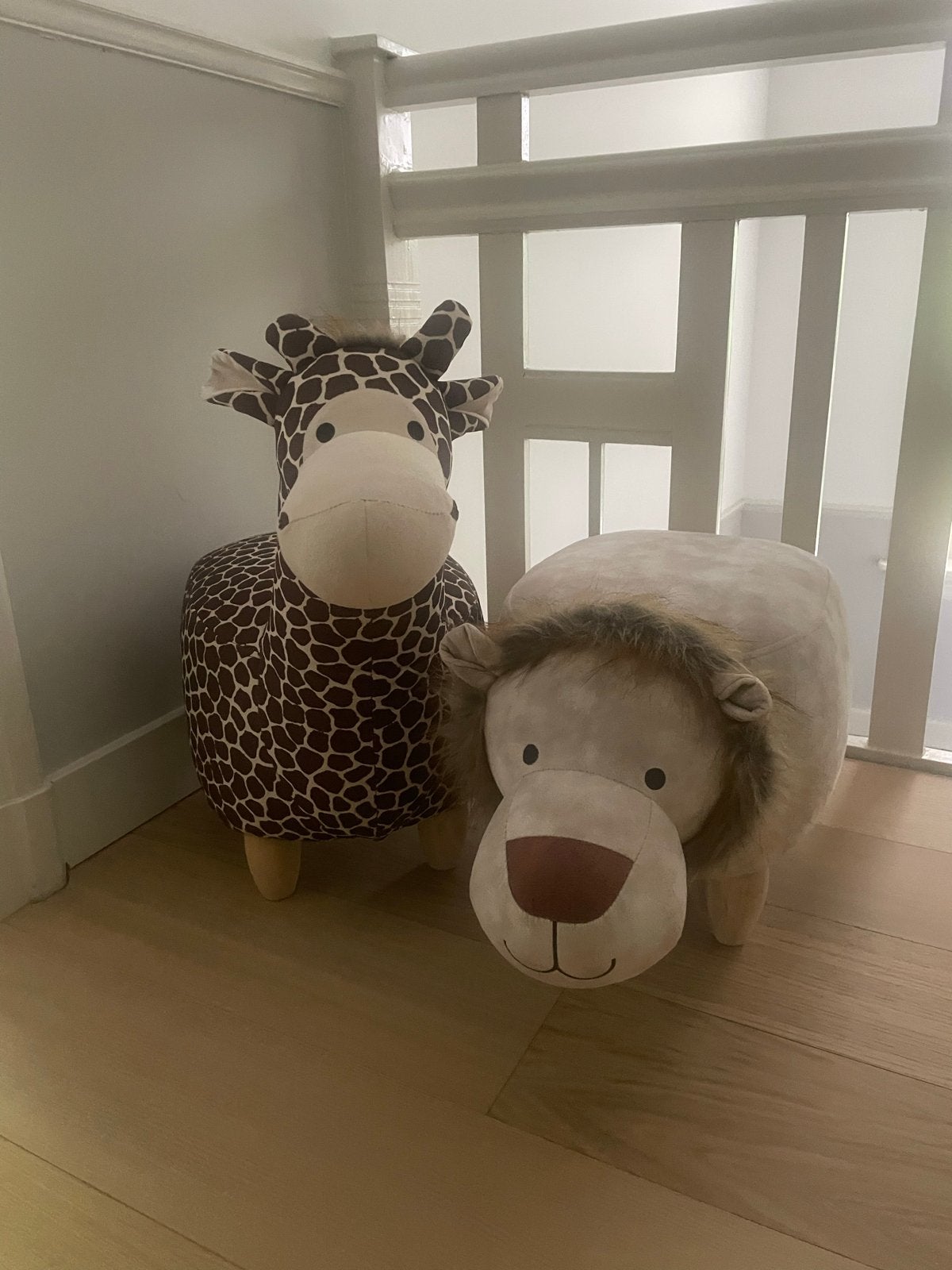 Leuke kinderpoefjes: Leeuw en Giraffe - Jungle thema, Twee, Overige kleuren, Ophalen of Verzenden, Zo goed als nieuw