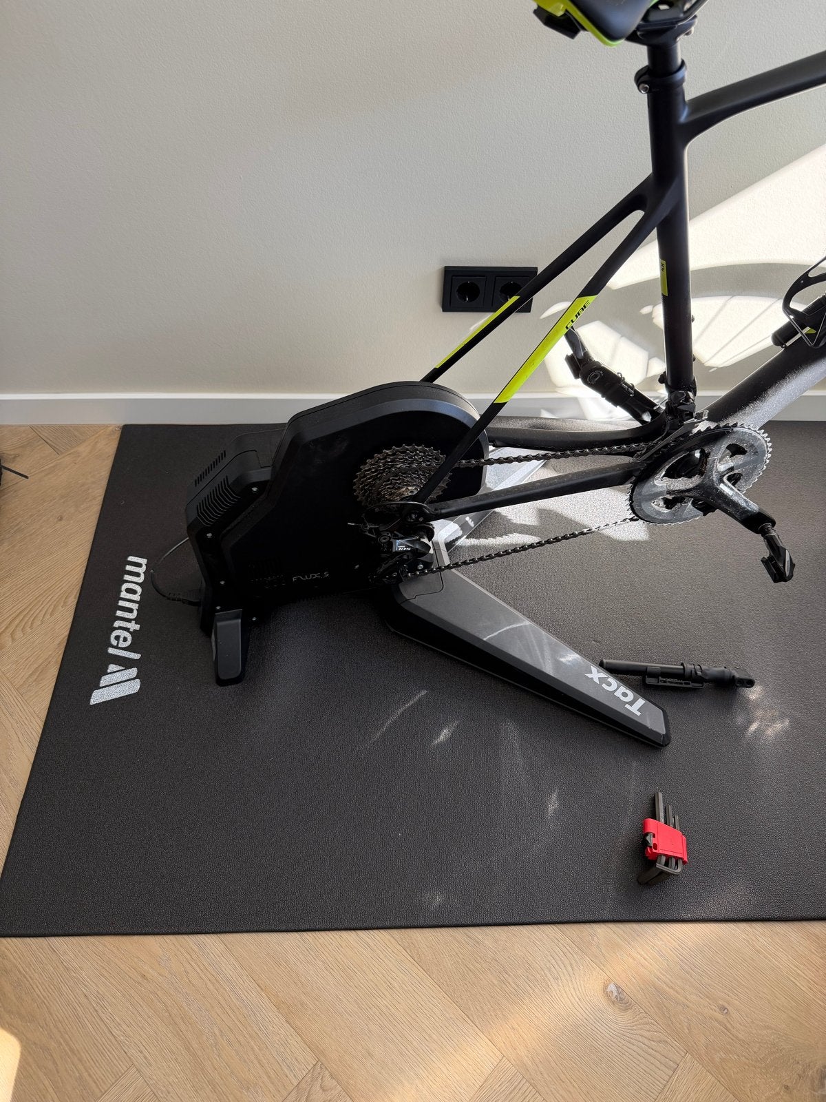 Tacx Flux S Smart fietstrainer met mat en voorwielsteun, Sport en Fitness, Ophalen of Verzenden, Zo goed als nieuw, Overige typen