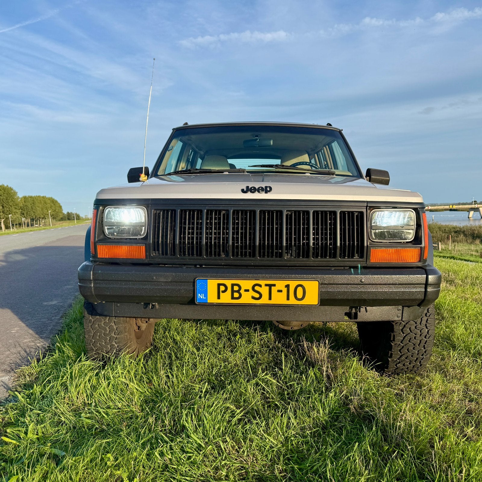 Jeep Cherokee 4.0 I LE AUT 4WD 1996 Driftwood (Beige), Auto's, Beige, Origineel Nederlands, 3960 cc, Particulier