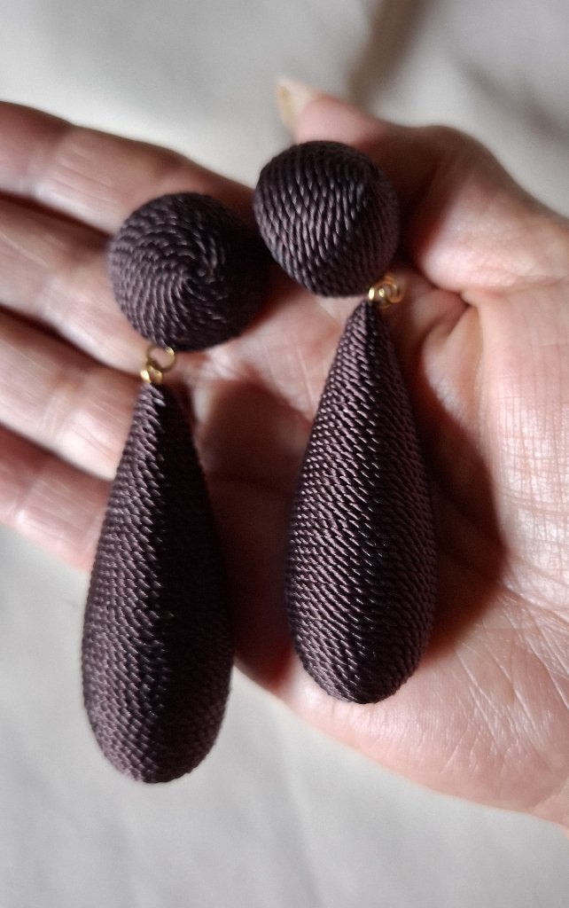 Chocoladebruine stoffen statement oorbellen met pegels, Sieraden, Tassen en Uiterlijk, Oorbellen, Overige materialen, Hangers