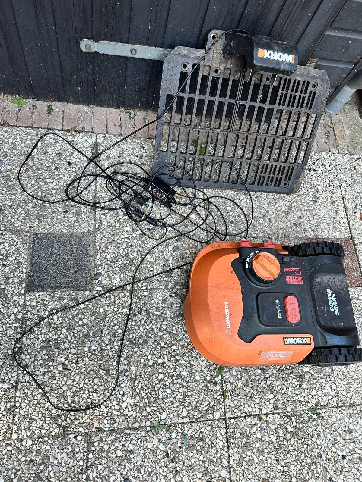 Worx WR141E Robotmaaier - Overcompleet, Ophalen, Gebruikt, 20 tot 25 cm, Met regensensor