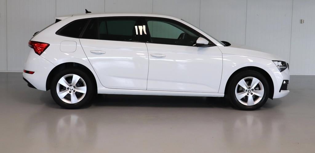 Skoda Scala Automaat Ambition Zeer Ruim Zuinig en Compleet, Auto's, Skoda, Gebruikt, LED verlichting, 620 kg, Wit