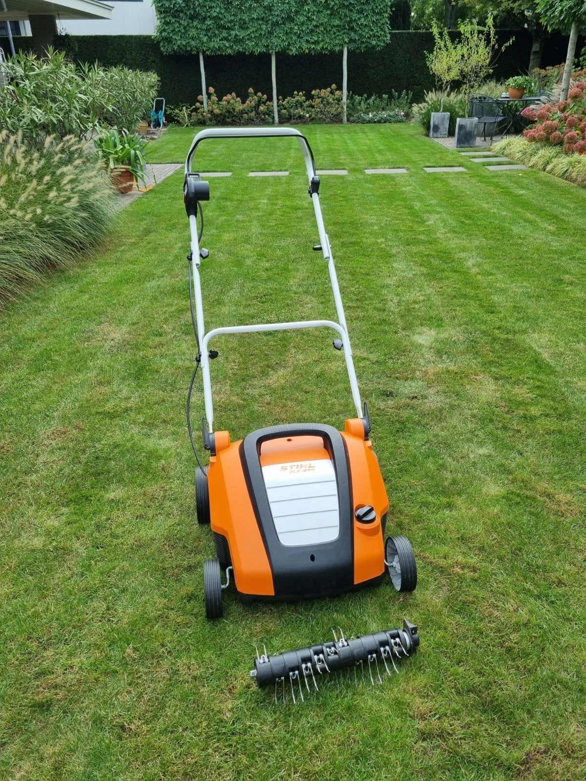 Te huur Stihl elektrische verticuteermachine/gazonbe, Ophalen, Zo goed als nieuw, Elektrische grasmaaier, Stihl