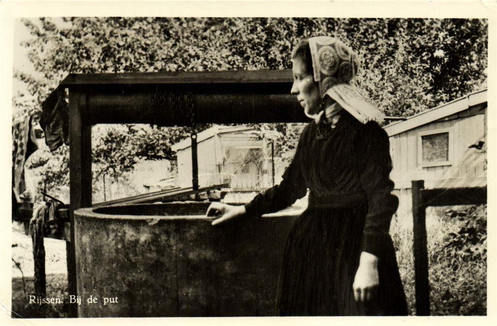 Rijssen. Bij de put - vrouw - 1958 gelopen, Ophalen of Verzenden, Voor 1920, Gelopen, Noord-Holland