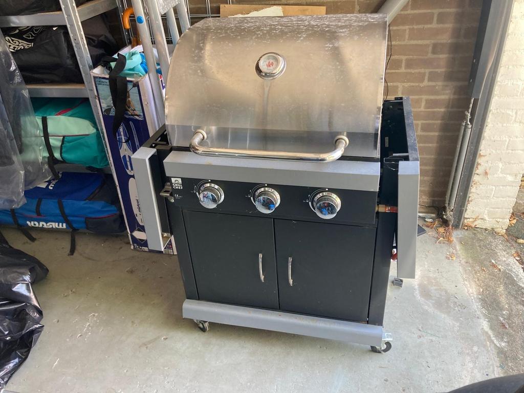 Grote gasbarbecue (grill chef) met 3 branders en zijtafels, Ophalen, Gebruikt