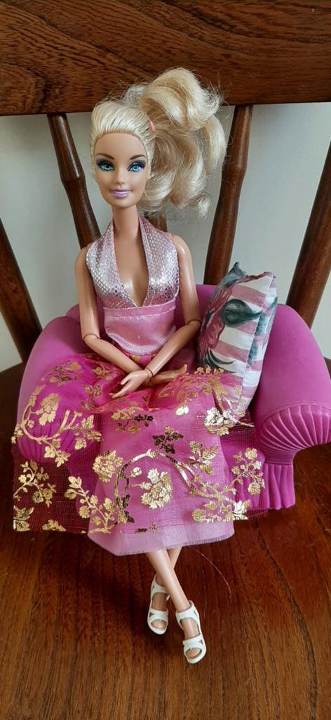 Barbiepop inclusief sofa en kussentje., Ophalen of Verzenden, Pop