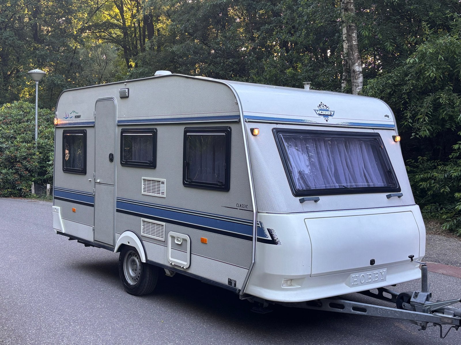 Hobby 420 Classic uit 1995 met voortent en luifel, Caravans en Kamperen, Caravans, Particulier, tot en met 3, 750 - 1000 kg, Treinzit