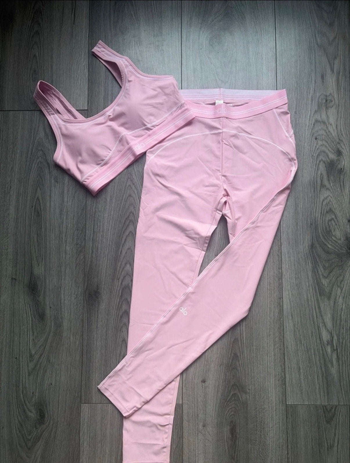 Alo Yoga sportset roze (legging en sportbeha), Kleding | Dames, Sportkleding, Nieuw, Yoga, Maat 38/40 (M), Roze, Verzenden
