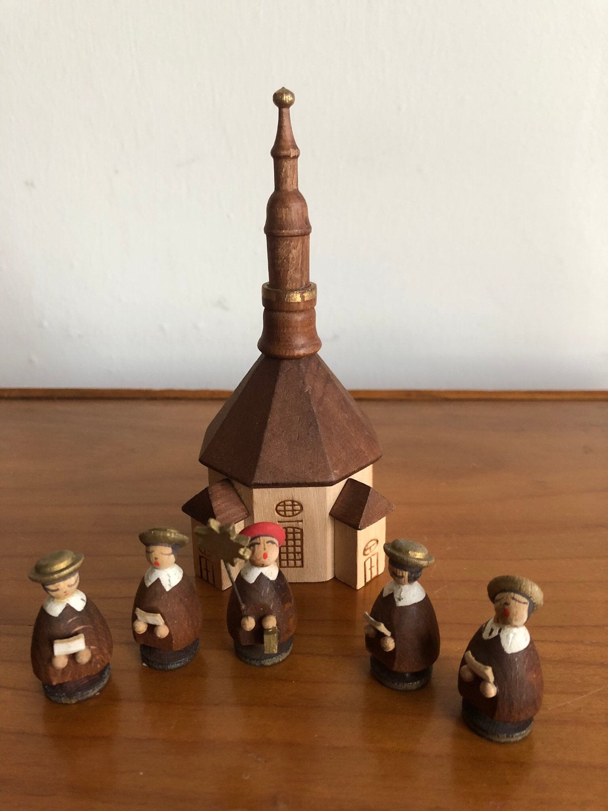 Erzgebirge volkskunst, koorzangers met kerkje Seiffen., Ophalen of Verzenden