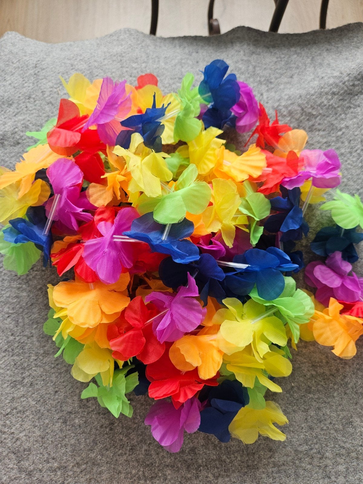 4 x kleurrijke Hawaï Slinger - Feestelijke Bloemenketting, Ophalen of Verzenden, Zo goed als nieuw, Feestartikel, Overige