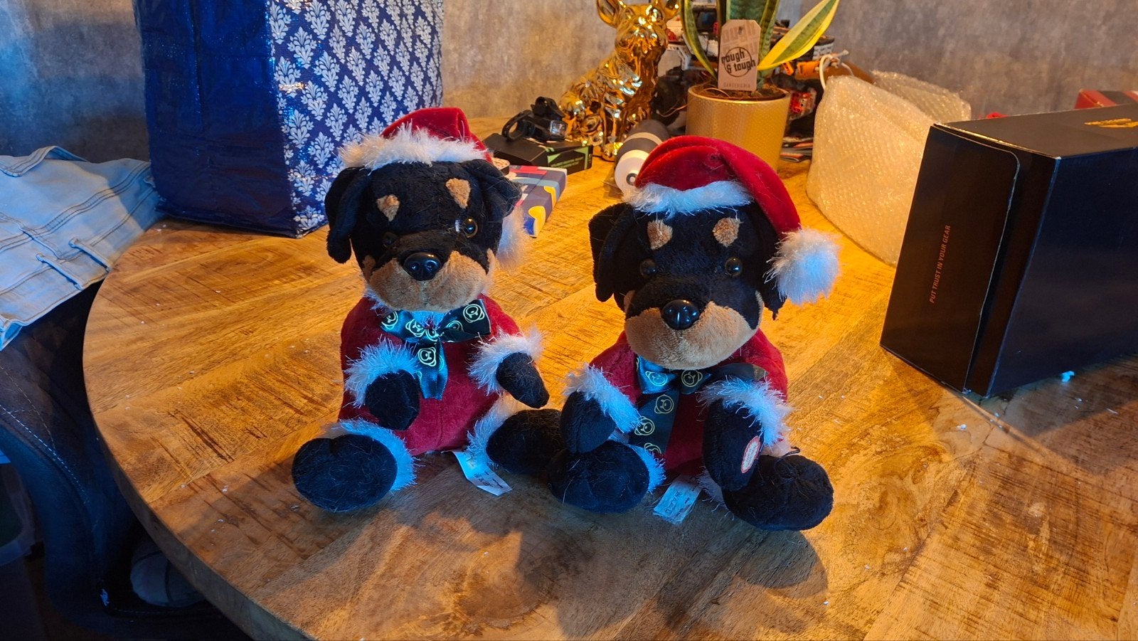 Twee schattige kersthondjes - pluche knuffels, Zwart, Zo goed als nieuw, Met kleding of accessoire, Klein (minder dan 20 cm)