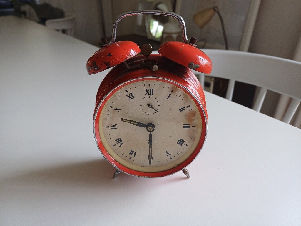 metalen wekker vintage zeer leuk model, Witgoed en Apparatuur, Wekkers, Ophalen of Verzenden, Gebruikt, Analoog