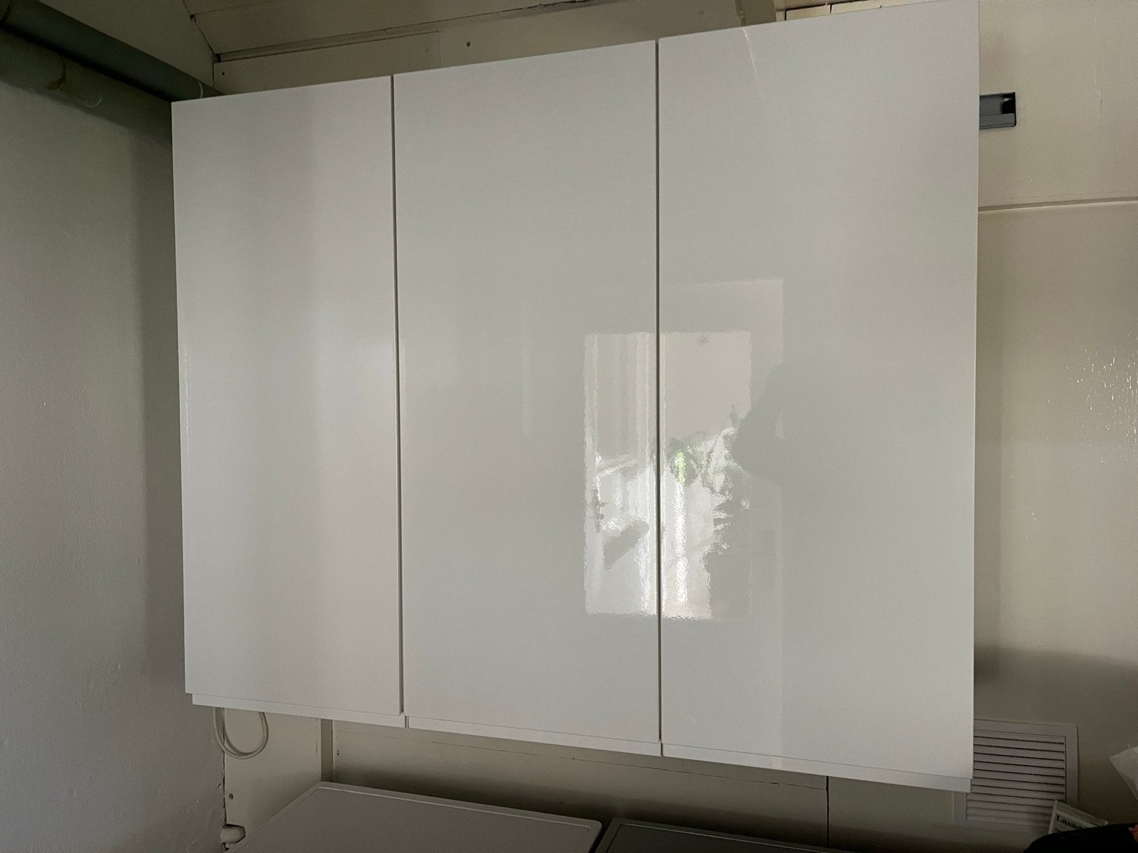 Witte ikea hoogglans wandkast met 3 deuren, Ophalen, Kunststof, Gebruikt, 100 tot 150 cm