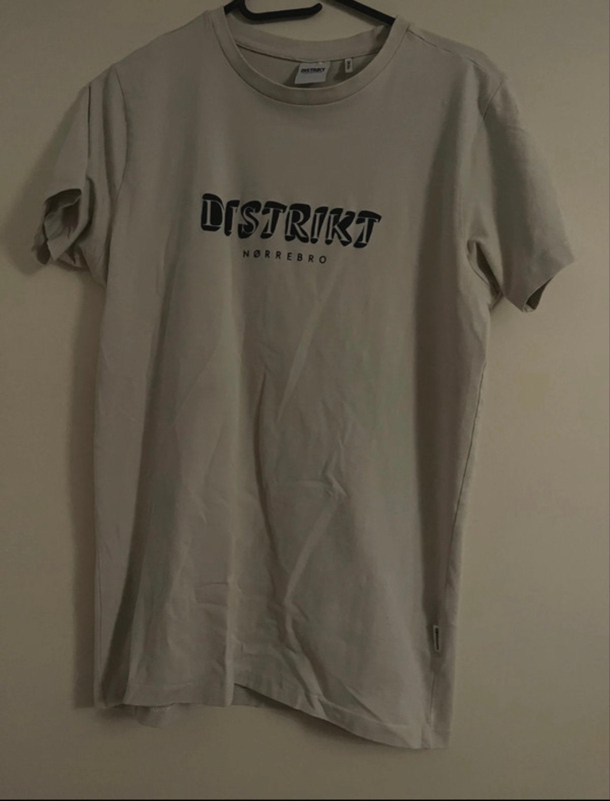 DISTRIKT Nørrebro T-shirt - Maat S, Kleding | Heren, T-shirts, Zo goed als nieuw, Maat 46 (S) of kleiner, Beige, Verzenden