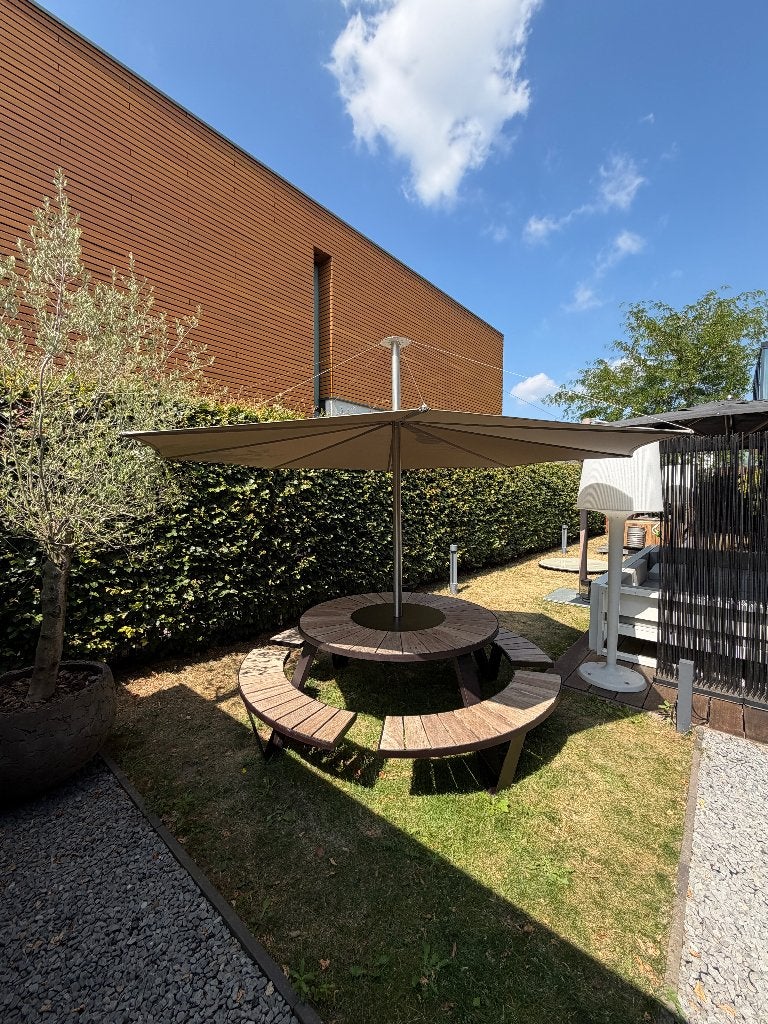 Extremis Pantagruel picknicktafel + grote Inumbra parasol, Waterstad 23, Rond, Aluminium, Zo goed als nieuw