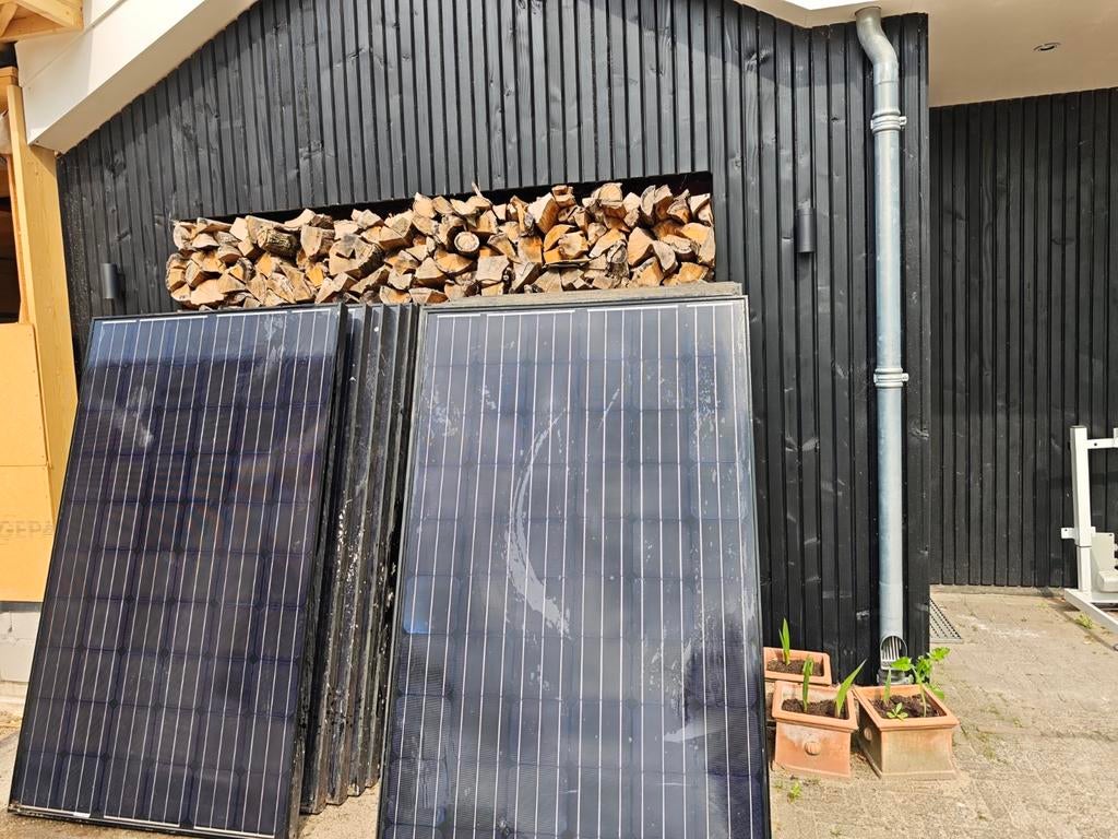 22 stuks Zonnepanelen + omvormer te koop (zwart), Doe-het-zelf en Verbouw, Zonnepanelen en Toebehoren, Ophalen, Gebruikt